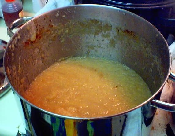 applesauce in pot